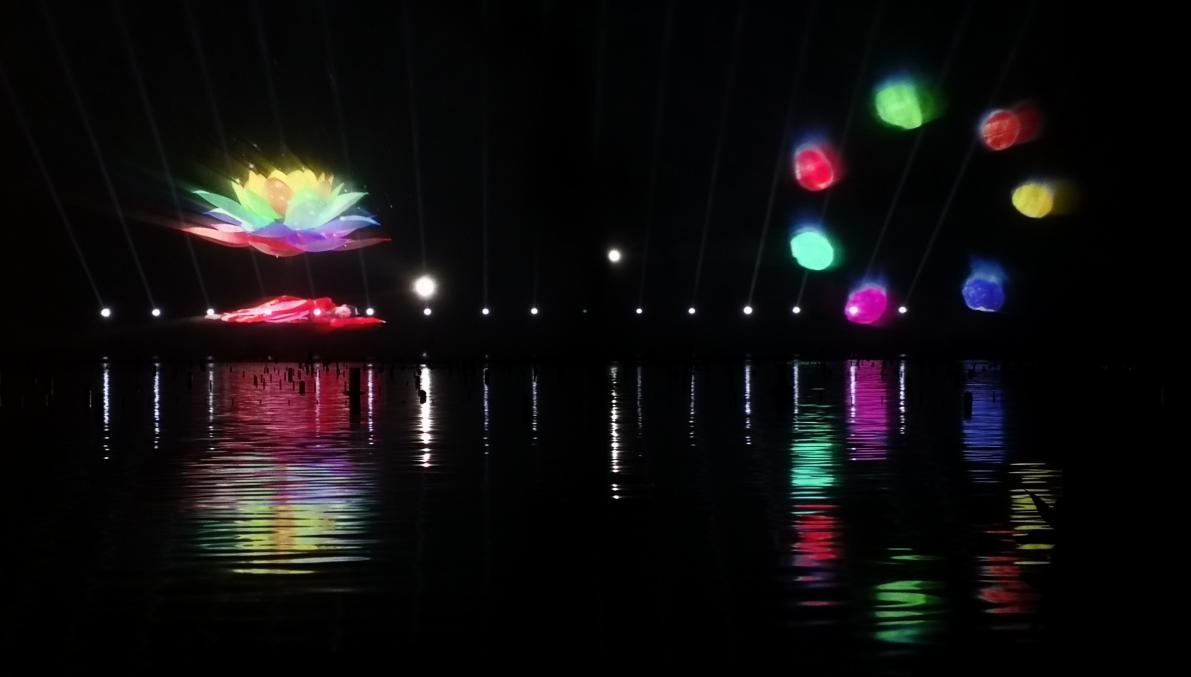 由白寶強(qiáng)導(dǎo)演的蓮花湖圣蓮華彩水水舞光影秀在達(dá)州蓮花湖上演(圖7) 由白寶強(qiáng)導(dǎo)演的蓮花湖圣蓮華彩水水舞光影秀在達(dá)州蓮花湖上演(圖7)